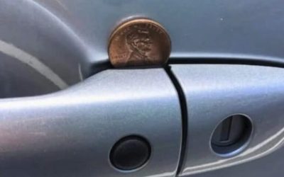Parkerede bilen i dag. Da jeg kom tilbage, så jeg en mønt sidde fast i passagerdørens håndtag. Det virkede mærkeligt. Hvad betyder det?