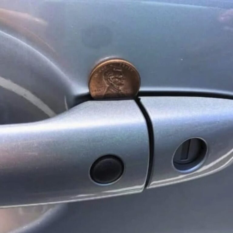 Parkerede bilen i dag. Da jeg kom tilbage, så jeg en mønt sidde fast i passagerdørens håndtag. Det virkede mærkeligt. Hvad betyder det?