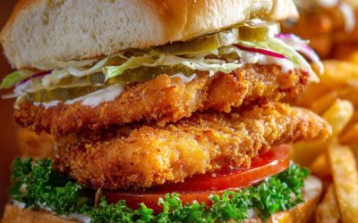 🐟🥪🍟🔥✨ **Sprødstegt fiskesandwich med gyldne pommes frites** 😋