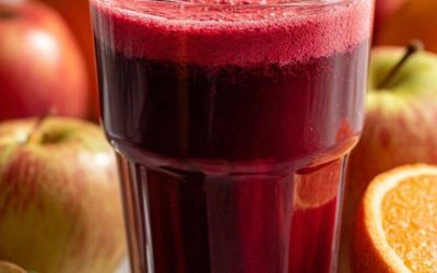 🍯✨ KONDENSERET MÆLKGLASUR… 🍷🍎✨ RØDBED- OG ÆBLEJUICE… ENERGIGIVERENDE, NATURLIG OG FORFRISKENDE! 😍🔥 Intens farve, lækker smag, og det booster din krops værdsættelse 💪💛