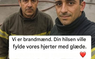 Billedet viser to brandmænd foran en brandramt bygning efter en indsats. Røg, brandslanger og brandbiler ses i baggrunden. Teksten på billedet beder folk om at sende venlige hilsner og støtte til brandmændene..