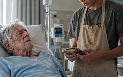 En 78-årig pensioneret mekaniker blev efterladt og ventede hjælpeløst i sin rehabiliteringsseng i timevis — indtil en 19-årig cafeteria-arbejder afslørede den smertefulde sandhed skjult inde i sin oliestjernerede lomme-ledger.