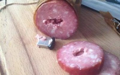 Jeg fandt en USB-stick inde i en helt almindelig pølse: Først troede jeg, at USB-sticken ved et uheld var kommet i maden, indtil jeg tjekkede dens indhold.