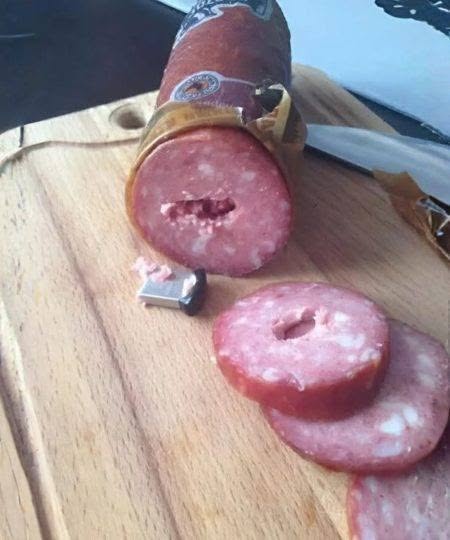 Jeg fandt en USB-stick inde i en helt almindelig pølse: Først troede jeg, at USB-sticken ved et uheld var kommet i maden, indtil jeg tjekkede dens indhold.