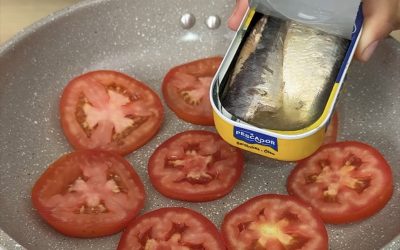🍅🔥 En hurtig opskrift, der vil forvandle din aftensmad på 10 minutter! Skiver af smeltende tomater med lækre sardiner… Simpelt, men resultatet er fantastisk 😍👌. Vil du lære tricket og forberedelsen trin for trin? 🔗 Klik på linket og opdag hele opskriften nu!