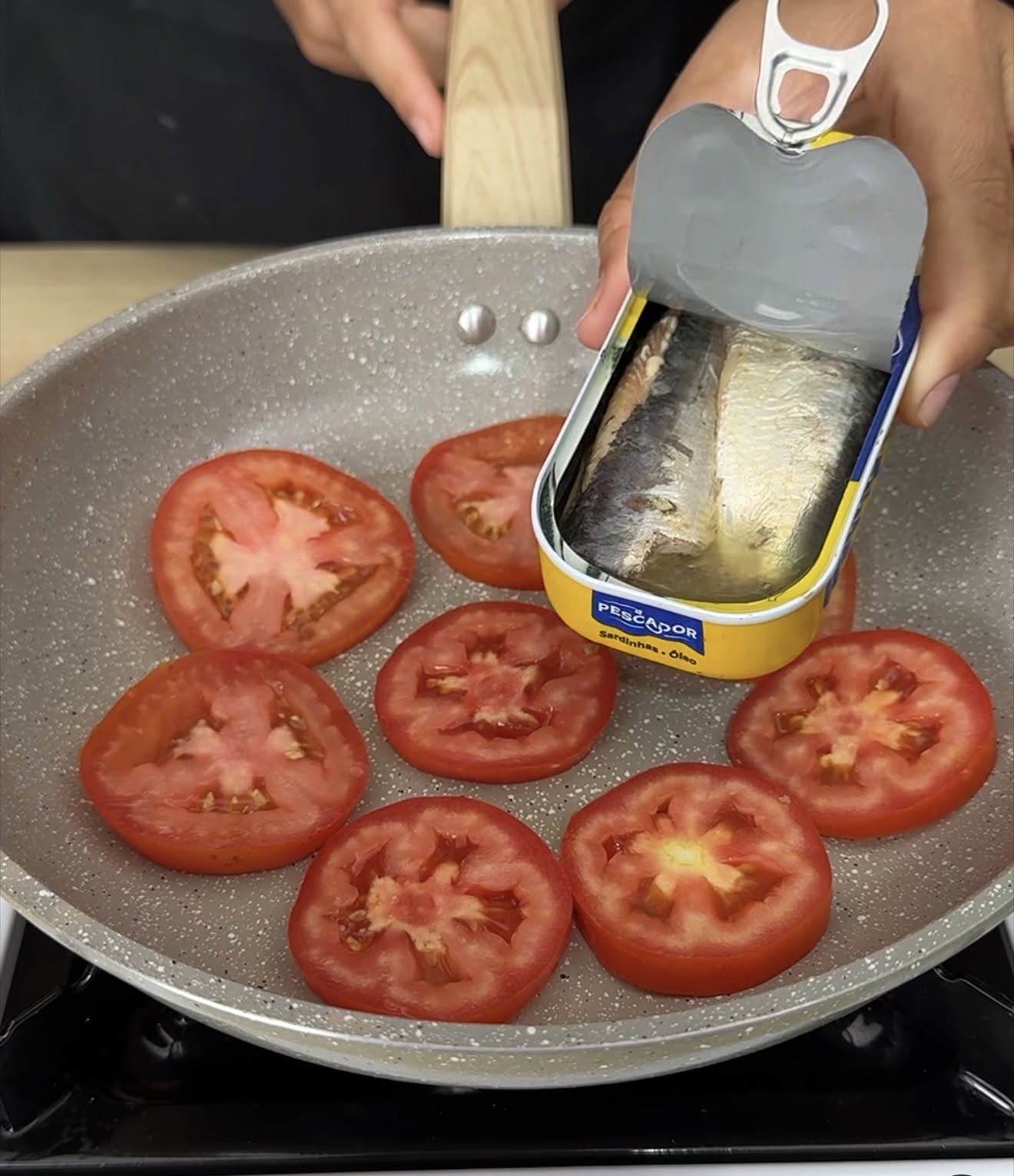 🍅🔥 En hurtig opskrift, der vil forvandle din aftensmad på 10 minutter! Skiver af smeltende tomater med lækre sardiner… Simpelt, men resultatet er fantastisk 😍👌. Vil du lære tricket og forberedelsen trin for trin? 🔗 Klik på linket og opdag hele opskriften nu!