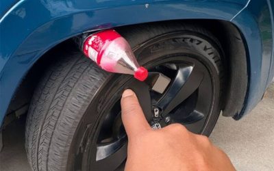 Hvis du ser en flaske sidde fast mellem hjulet og bilens chassis, så klatr ikke op på den