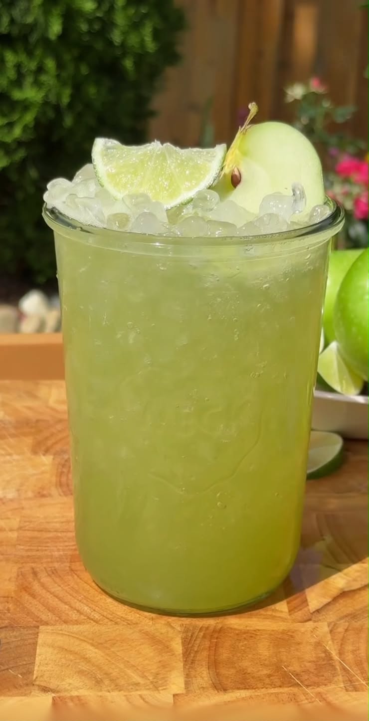 Denne uges tarmvenlige grønne æble-limeade!