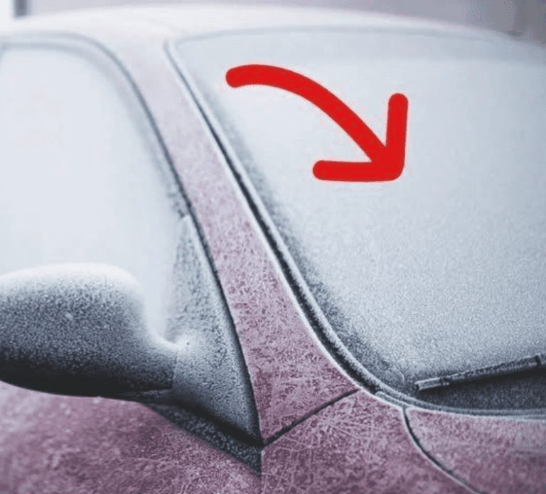 Sådan bruger du avispapir på bilens forrude for at forhindre, at frost dannes natten over