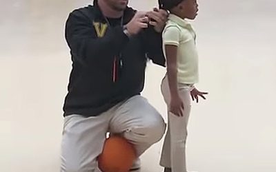 En træner skaber en summen på internettet med en simpel gestus under en børnebasketkamp