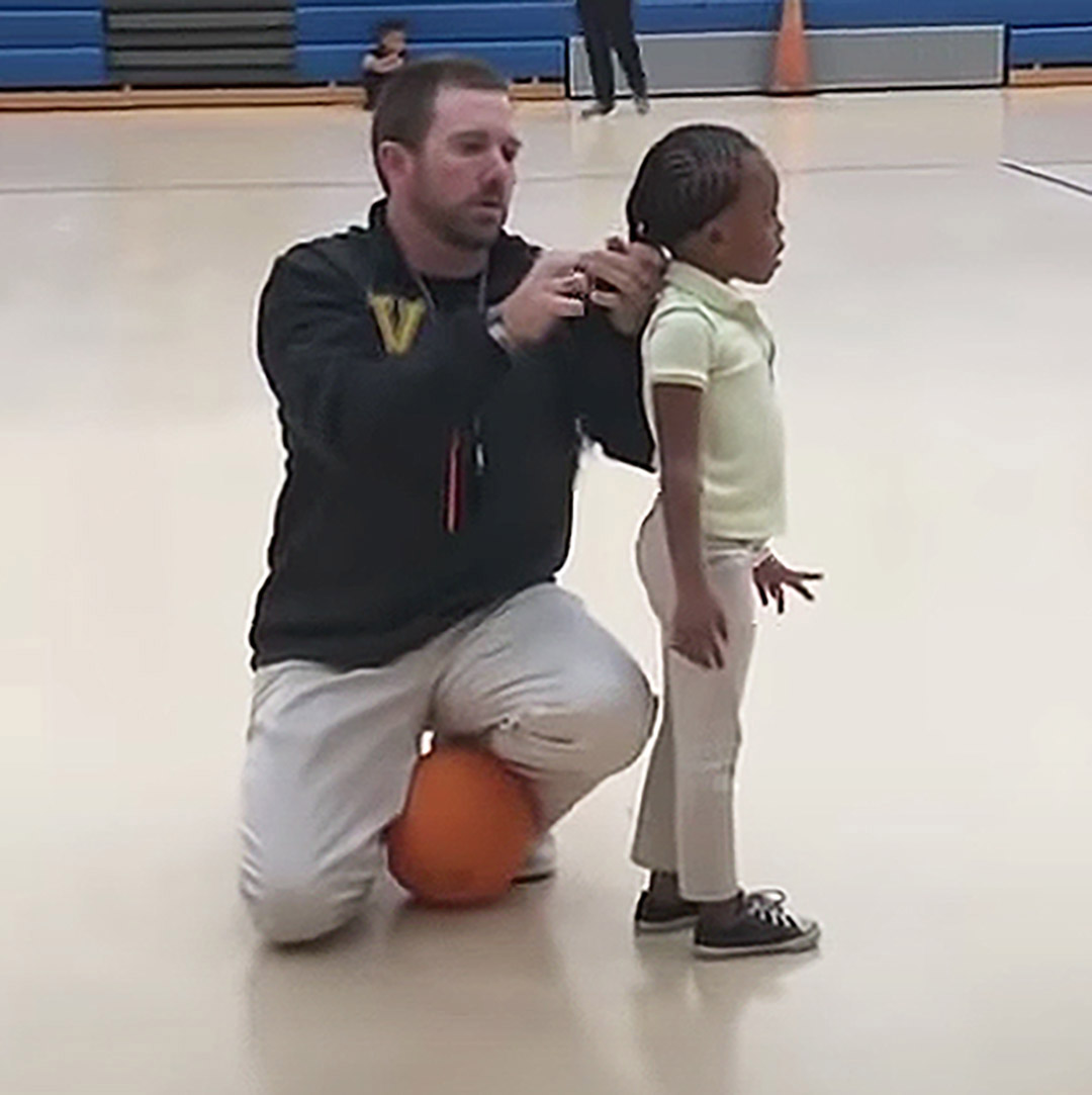 En træner skaber en summen på internettet med en simpel gestus under en børnebasketkamp